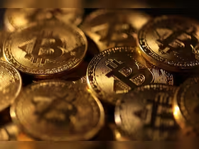 Dollar Debasement Fears Fuel Bitcoin’s Rise in 2026